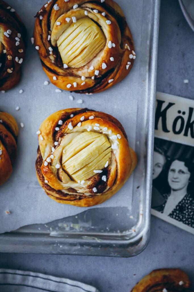 Apfel Kanelbullar Rezept - schwedische Zimtschnecken oder Zimtknoten Kanelsnurrer Kanelknuter swedish cinnamon rolls mit Äpfeln the bakefeed zuckerzimtundliebe backblog schwedische rezepte foodstyling foodphotographyschool