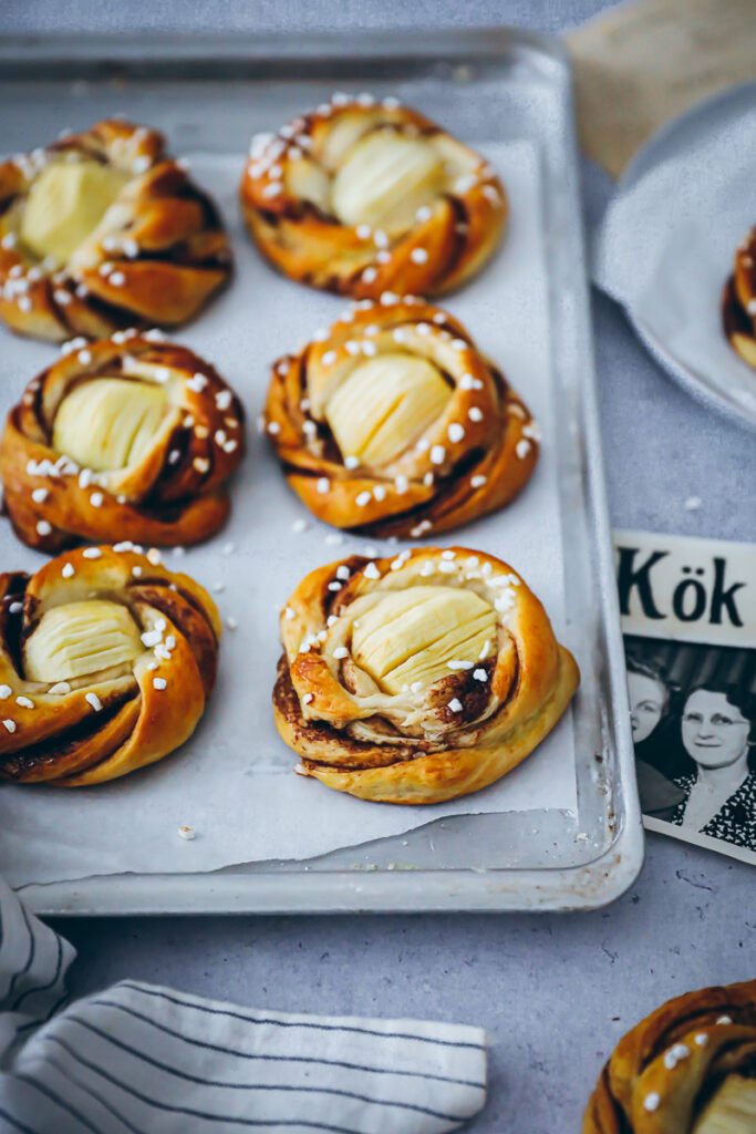 Apfel Kanelbullar Rezept - schwedische Zimtschnecken oder Zimtknoten Kanelsnurrer Kanelknuter swedish cinnamon rolls mit Äpfeln the bakefeed zuckerzimtundliebe backblog schwedische rezepte foodstyling foodphotographyschool