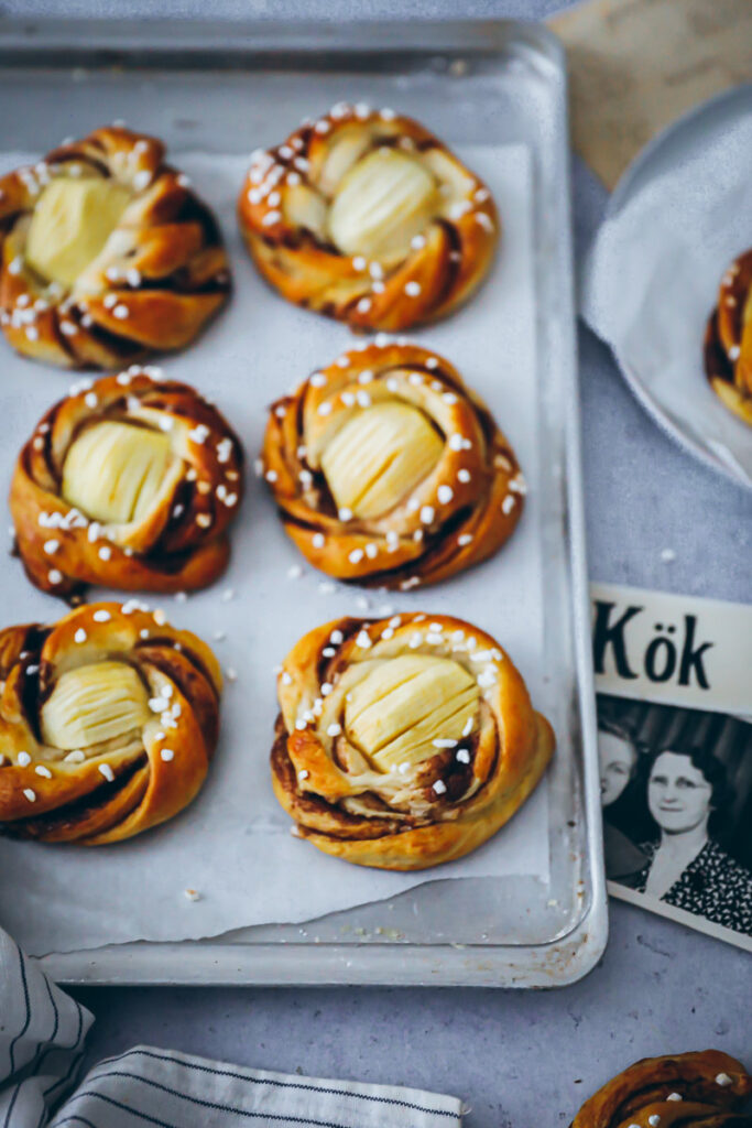 Apfel Kanelbullar Rezept - schwedische Zimtschnecken oder Zimtknoten Kanelsnurrer Kanelknuter swedish cinnamon rolls mit Äpfeln the bakefeed zuckerzimtundliebe backblog schwedische rezepte foodstyling foodphotographyschool