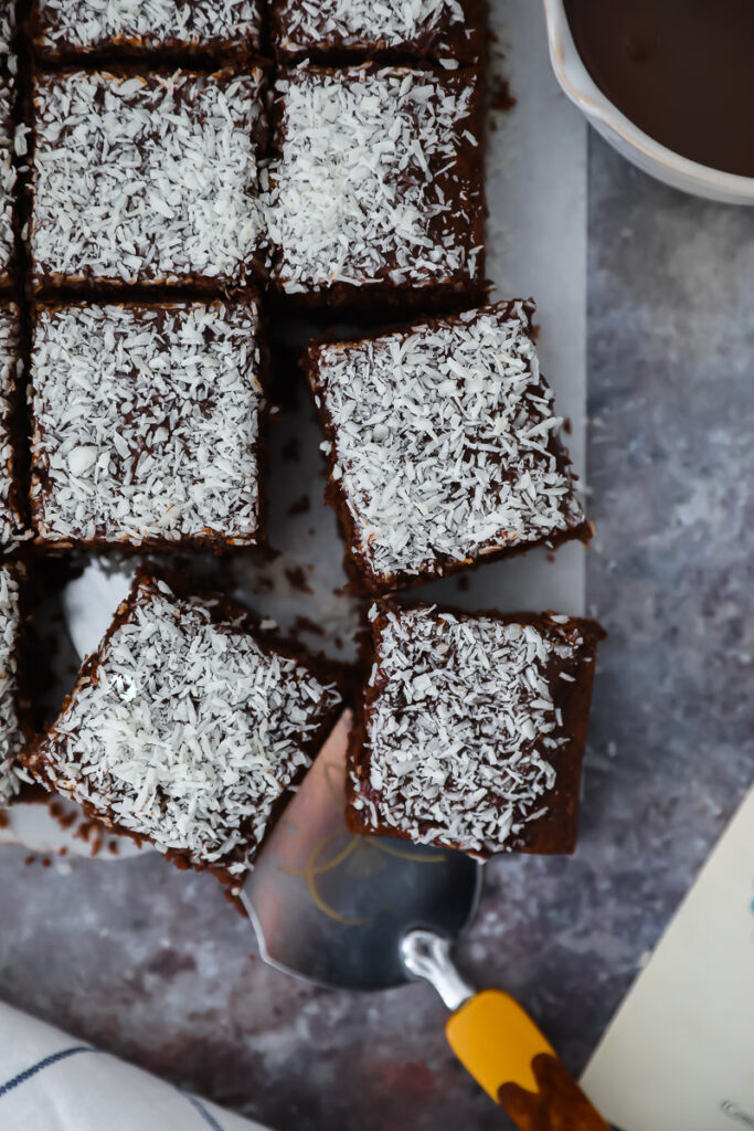 Kärleksmums schwedischer Schokoladenkuchen Snoddas swedish chocolate cake zuckerzimtundliebe chokladrutor mockarutor bakefeed feedfeed foodstyling deutscher foodblog 