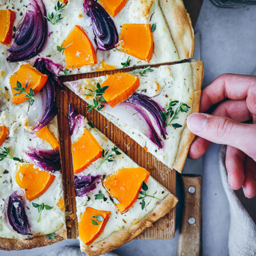 Kürbis Flammkuchen Rezept pumpkin flatbread recipe fallbaking bakefeed bake from scratch kürbisrezepte foodstyling food photo zuckerzimtundliebe