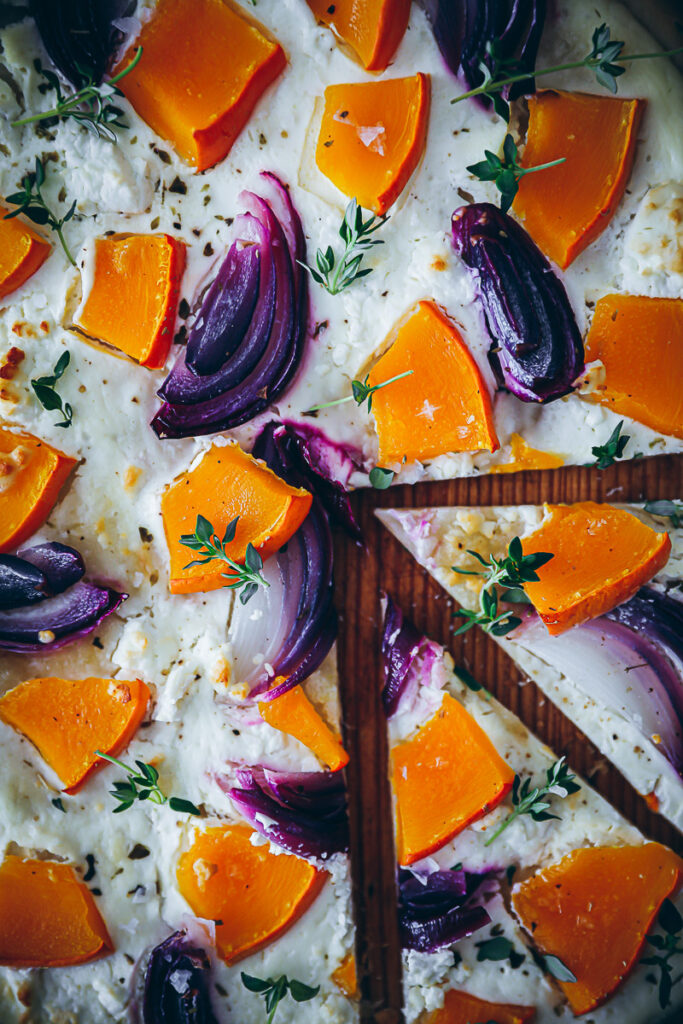 Kürbis Flammkuchen Rezept pumpkin flatbread recipe fallbaking bakefeed bake from scratch kürbisrezepte foodstyling food photo zuckerzimtundliebe