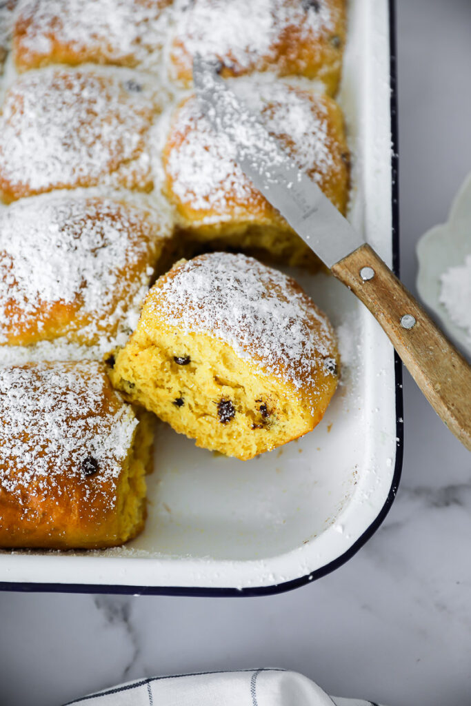 Softe süße Kürbis Brötchen mit Schokostücken pumpkin yeasted soft rolls Kürbisbrot Stuten Buchteln zuckerzimtundliebe backrezept fall baking bake from scratch bakefeed food photography kürbisrezept pumpkin baking recipe