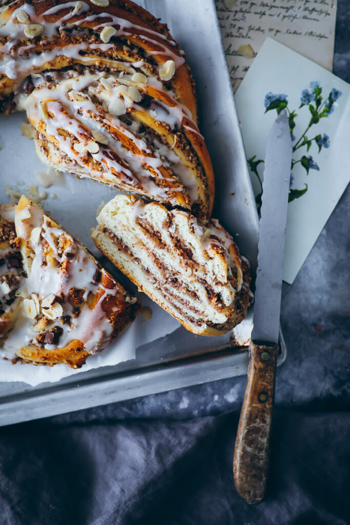 Nusszopf Nusskranz Rezept nussstrizel babka wreath hefeteig nussfüllung nougat foodstyling food photo nusskuchen zuckerzimtundliebe Backblog Foodblog bake from scratch
