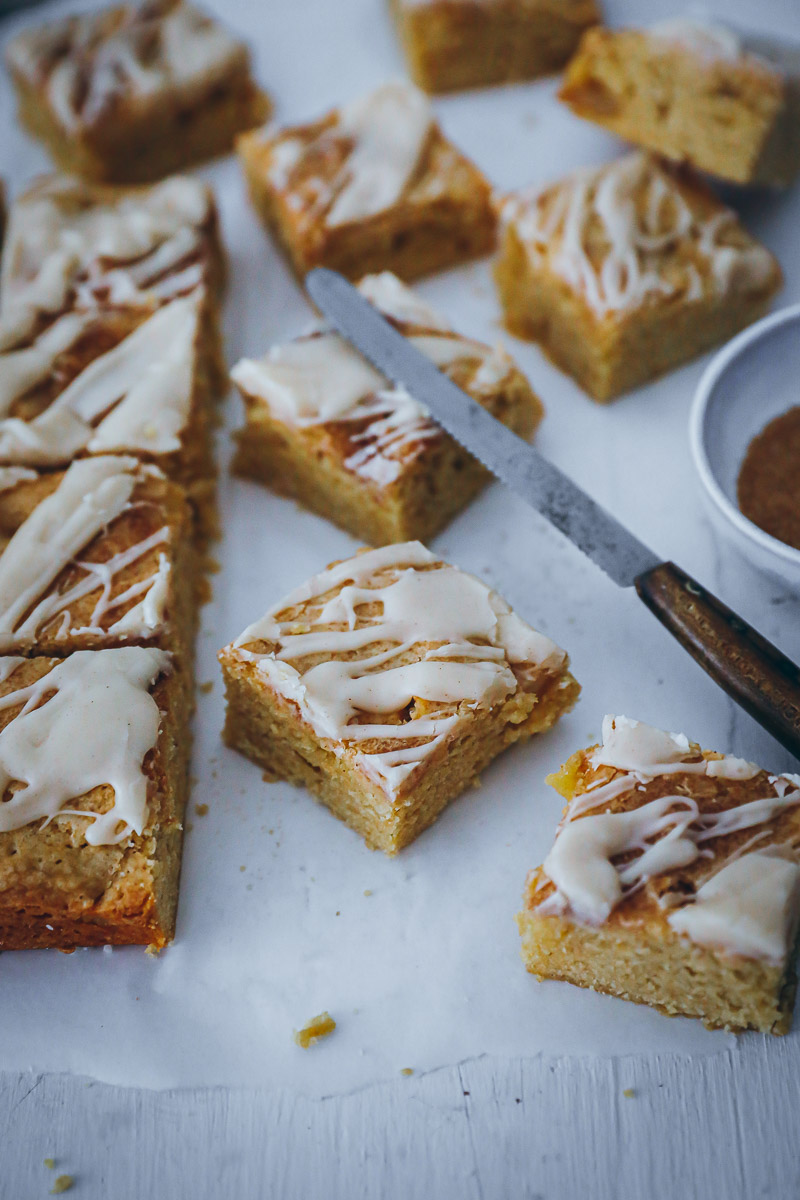 Zimt Apfel Blondies Rezept apple blondies with cinnamon glaze die besten Apfelkuchen einfache backrezepte zuckerzimtundliebe backblog foodblog food photography school bakefeed feedfeed