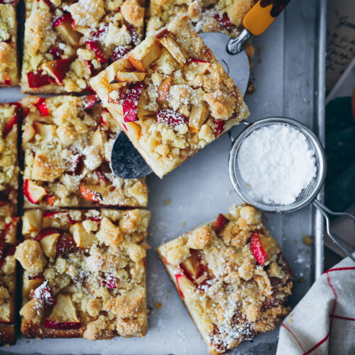 Apfelkuchen mit Streuseln Rezept Streuselkuchen Hefeteig Blechkuchen bakefeed zuckerzimtundliebe foodstyling food photography apfelrezept