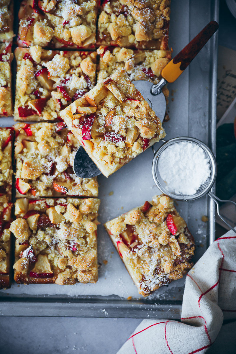 Apfelkuchen mit Streuseln – Rezept vom Blech mit Hefeteig