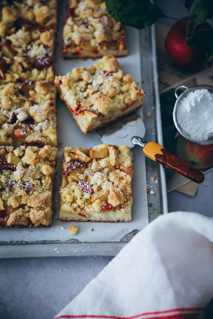 Apfelkuchen mit Streuseln Rezept Streuselkuchen Hefeteig Blechkuchen bakefeed zuckerzimtundliebe foodstyling food photography apfelrezept