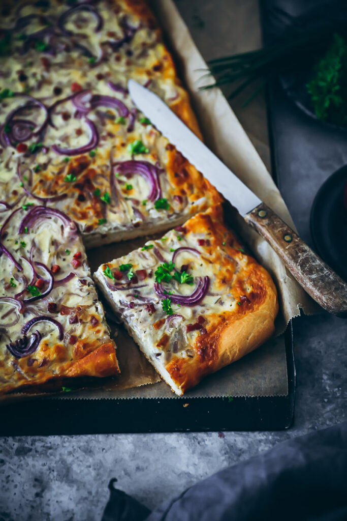 Zwiebelkuchen Rezept Hefeteig onion tart foodstyling bakefeed bake from scratch EDEKA heimkommen kochbuch zuckerzimtundliebe feedfeed food styling fall baking
