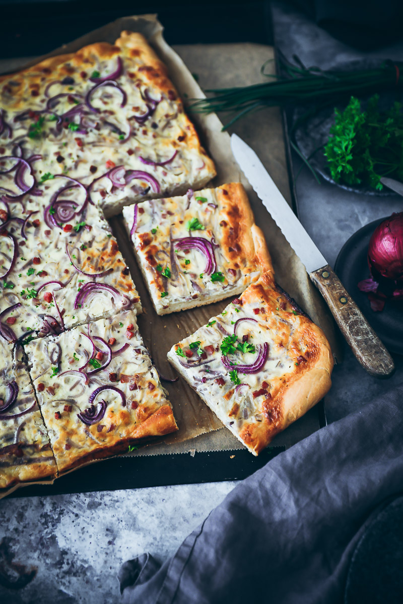Ein Zwiebelkuchen Rezept mit Hefeteig und das neue EDEKA Kochbuch “Heimkommen – So schmeckt Zuhause” (enthält Werbung)