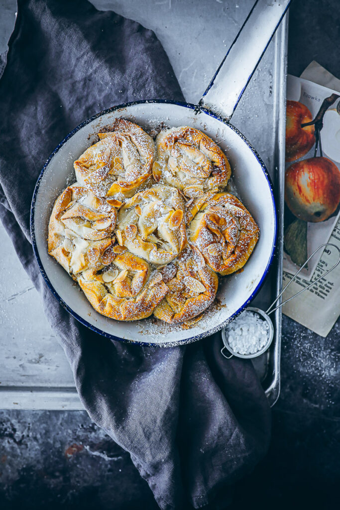 Apfelstrudel-Schnecken mit Mandelfüllung Nussschnecken filoteig rezept filo dough phyllo dough sweet recipe backen mit yufka tante fanny zuckerzimtundliebe food photography food styling nusskuchen