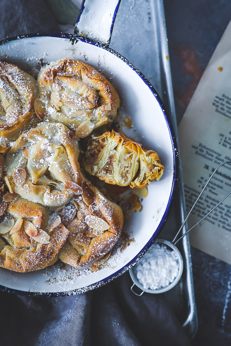 Kleine Apfelstrudel-Schnecken mit Mandelfüllung – ein Rezept mit Filoteig (enthält Werbung)