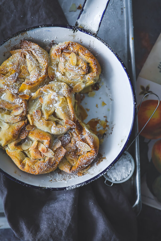 Apfelstrudel-Schnecken mit Mandelfüllung Nussschnecken filoteig rezept filo dough phyllo dough sweet recipe backen mit yufka tante fanny zuckerzimtundliebe food photography food styling nusskuchen