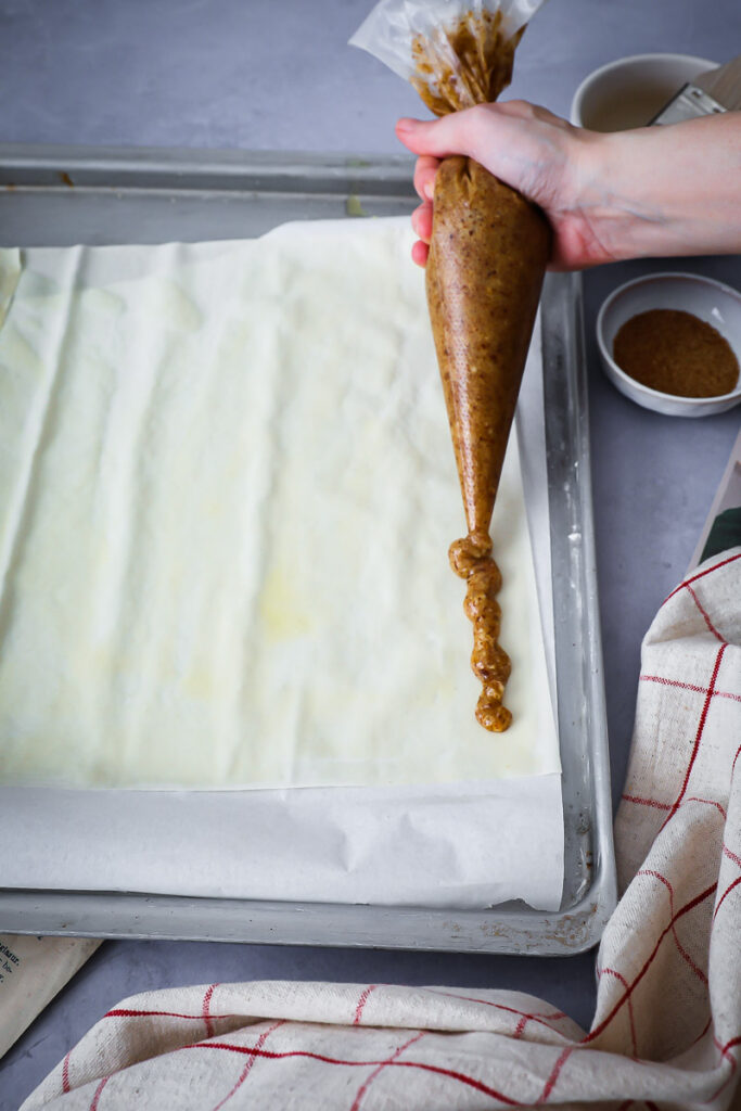 Apfelstrudel-Schnecken mit Mandelfüllung Nussschnecken filoteig rezept filo dough phyllo dough sweet recipe backen mit yufka tante fanny zuckerzimtundliebe food photography food styling nusskuchen