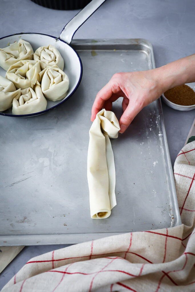 Apfelstrudel-Schnecken mit Mandelfüllung Nussschnecken filoteig rezept filo dough phyllo dough sweet recipe backen mit yufka tante fanny zuckerzimtundliebe food photography food styling nusskuchen