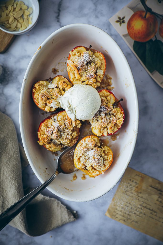 Apple Crumble Rezept bratapfel weihnachtsdessert advents gebäck apple crisp recipe zuckerzimtundliebe bakefeed feedfeed foodstyling food photography weihnachtsrezepte