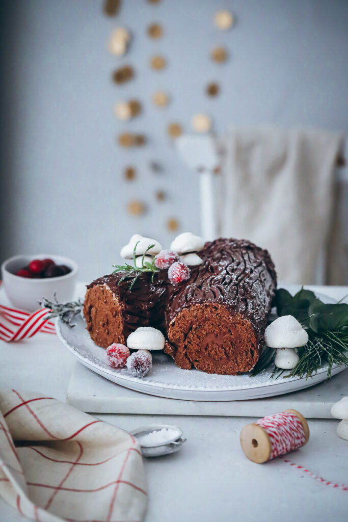 Bûche de Noël Rezept Yule log recipe Baumstamm Kuchen Weihnachtskuchen Diamant Brauner Zucker Rezept Biskuitrolle Schokoladenfüllung Schokoladenganache Foodstyling bakefeed feedfeed zuckerzimtundliebe