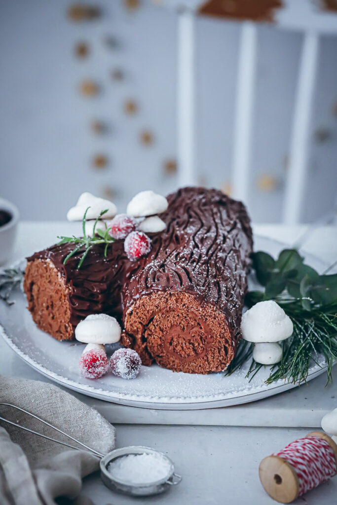 Buche de Noël Rezept Yule log recipe Baumstamm Kuchen Weihnachtskuchen Diamant Brauner Zucker Rezept Biskuitrolle Schokoladenfüllung Schokoladenganache Foodstyling bakefeed feedfeed zuckerzimtundliebe