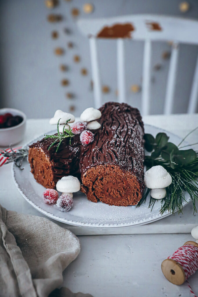 Bûche de Noel Rezept Yule log recipe Baumstamm Kuchen Weihnachtskuchen Diamant Brauner Zucker Rezept Biskuitrolle Schokoladenfüllung Schokoladenganache Foodstyling bakefeed feedfeed zuckerzimtundliebe