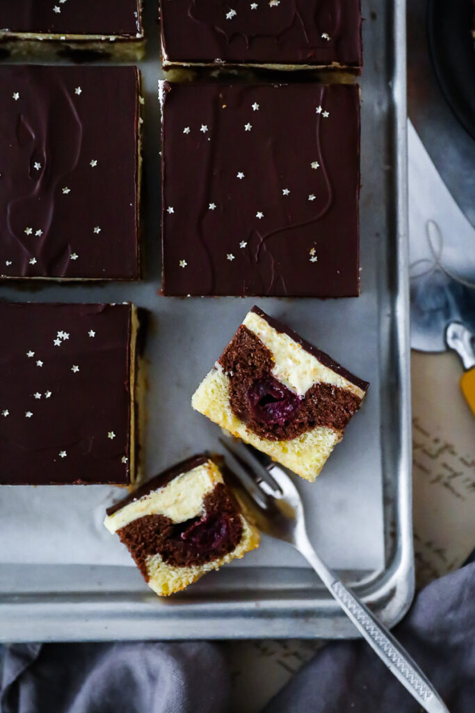 Donauwelle Rezept Gewürzkuchen Blechkuchen Schneewittchenkuchen danube waves recipe german baking german cake foodstyling zuckerzimtundliebe bakefeed