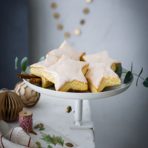 Zimtsterne aus Quark-Öl-Teig mit Zimt-Glasur wie vom Bäcker Weihnachtsgebäck Diamant Glasurzucker weihnachtsfrühstück rezepte Weihnachtsbrunch Quark öl teig grundrezept Zimtglasur süsse brötchen quarkbrötchen zuckerzimtundliebe foodstyling food photography christmas scones