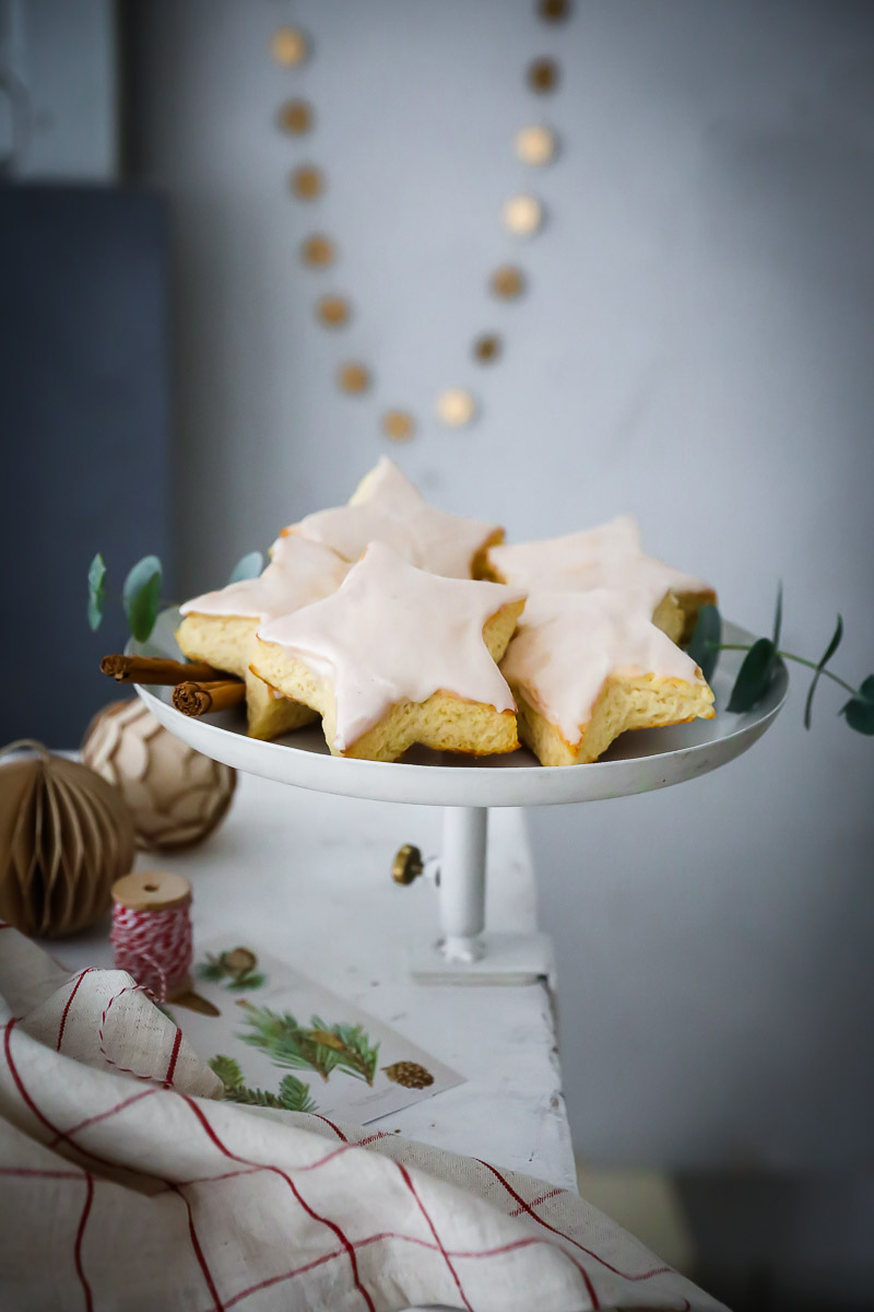 Zimtsterne aus Quark-Öl-Teig mit Zimt-Glasur wie vom Bäcker – ein Weihnachtsgebäck Rezept (enthält Werbung für Diamant Zucker)