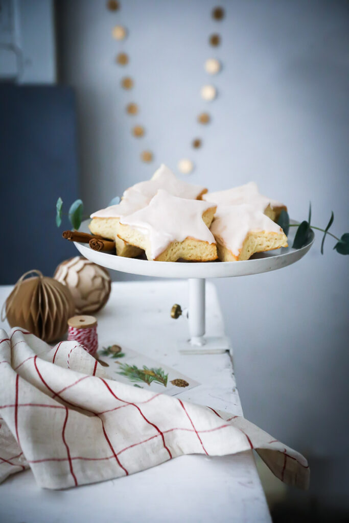 Zimtsterne aus Quark-Öl-Teig mit Zimt-Glasur wie vom Bäcker Weihnachtsgebäck Diamant Glasurzucker weihnachtsfrühstück rezepte Weihnachtsbrunch Quark öl teig grundrezept Zimtglasur süsse brötchen quarkbrötchen zuckerzimtundliebe foodstyling food photography christmas scones