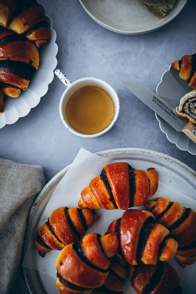 Softe Schokoladen Hörnchen chocolate rugelach yeasted dough hefeteig croissants schokofüllung backblog zuckerzimtundliebe frühstücksrezept brunch foodstyling bakefeed feedfeed