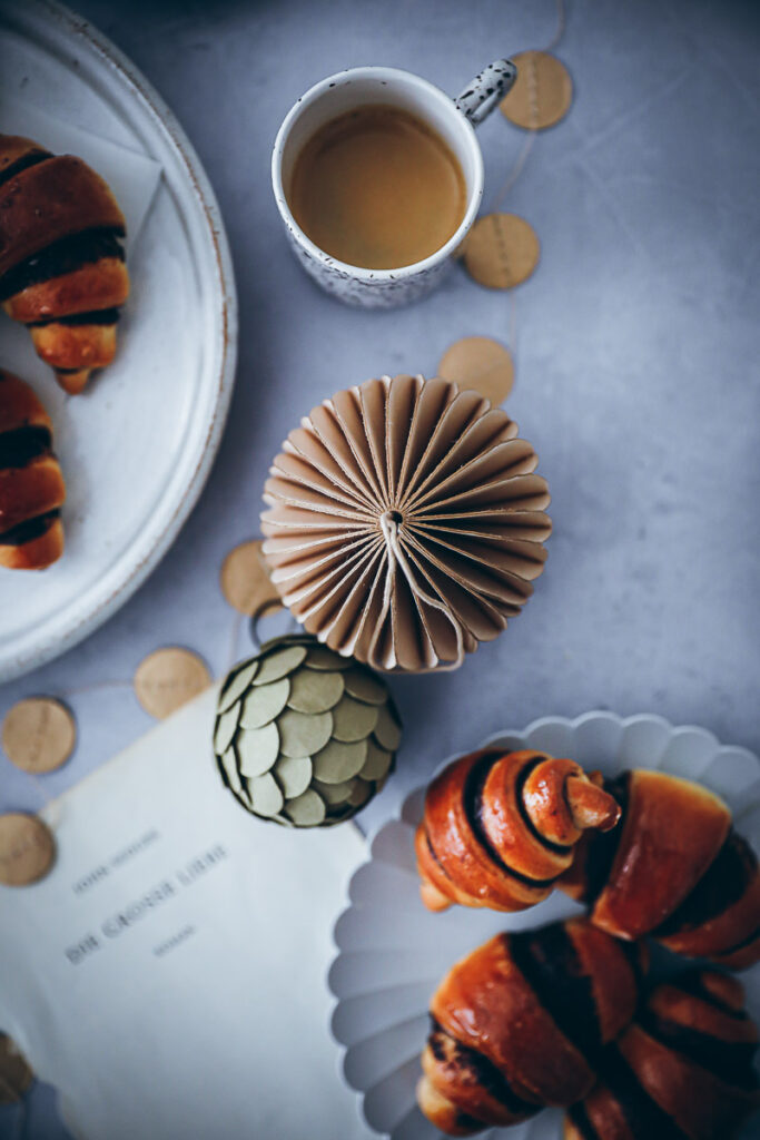Softe Schokoladen Hörnchen chocolate rugelach yeasted dough hefeteig croissants schokofüllung backblog zuckerzimtundliebe frühstücksrezept brunch foodstyling bakefeed feedfeed
