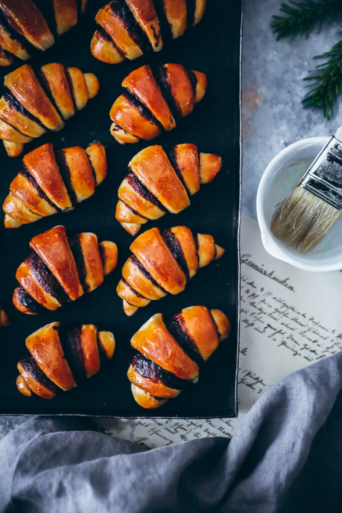 Softe Schokoladen Hörnchen chocolate rugelach yeasted dough hefeteig croissants schokofüllung backblog zuckerzimtundliebe frühstücksrezept brunch foodstyling bakefeed feedfeed