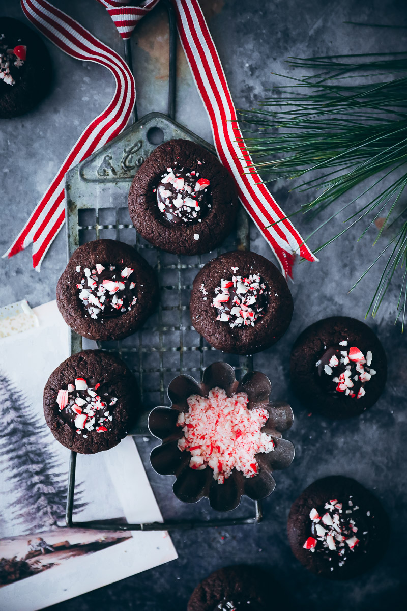 Schokoladen Husarenkrapfen – Weihnachtsplätzchen Rezept mit Schokoladenfüllung und Zuckerstange