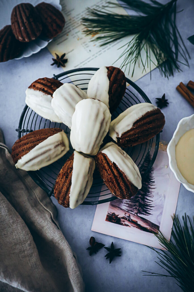 Weihnachtliche Gewürzkuchen Madeleines Rezept mit Chai Glasur christmas madeleines recipe gewürzkuchen rezept weihnachtsbäckerei foodstyling zuckerzimtundliebe diamant glasurzucker