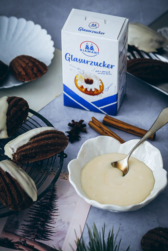 Weihnachtliche Gewürzkuchen Madeleines Rezept mit Chai Glasur christmas madeleines recipe gewürzkuchen rezept weihnachtsbäckerei foodstyling zuckerzimtundliebe diamant glasurzucker