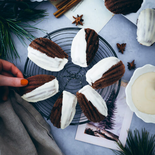 Weihnachtliche Gewürzkuchen Madeleines Rezept mit Chai Glasur christmas madeleines recipe gewürzkuchen rezept weihnachtsbäckerei foodstyling zuckerzimtundliebe diamant glasurzucker