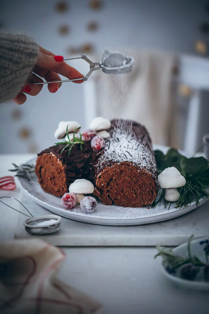 Bûche de Noel Rezept Yule log recipe Baumstamm Kuchen Weihnachtskuchen Diamant Brauner Zucker Rezept Biskuitrolle Schokoladenfüllung Schokoladenganache Foodstyling bakefeed feedfeed zuckerzimtundliebe