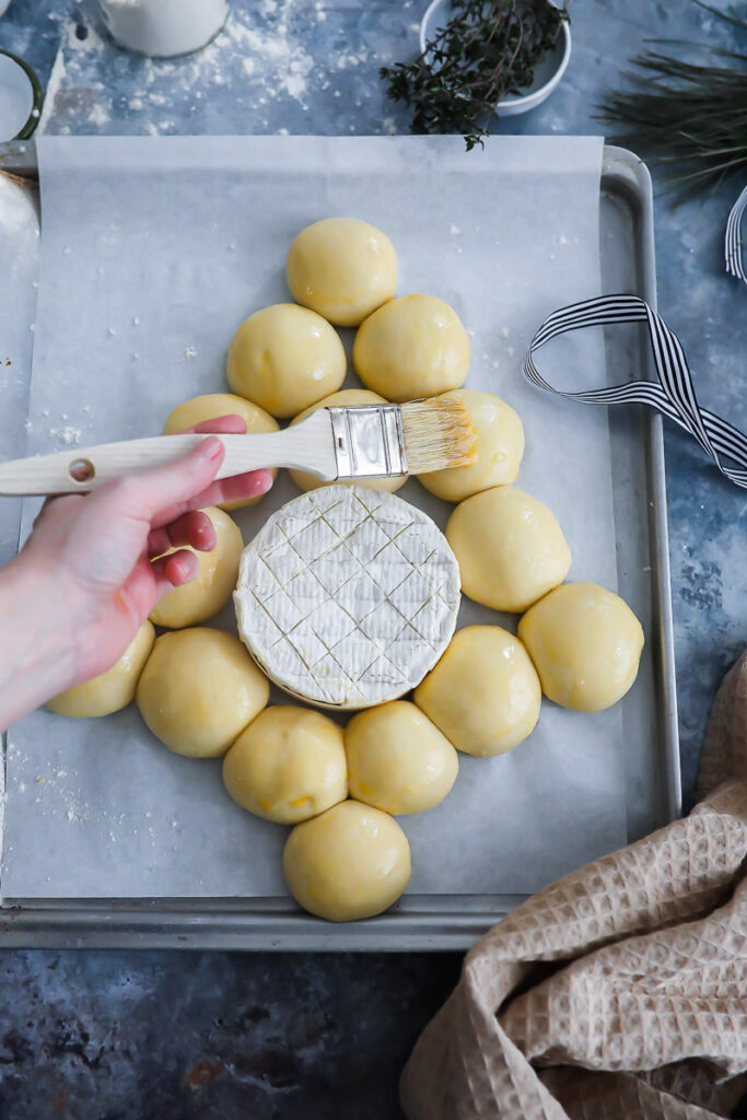 Weihnachtsbaum Brötchenkranz mit geschmolzenem Camembert Rezept