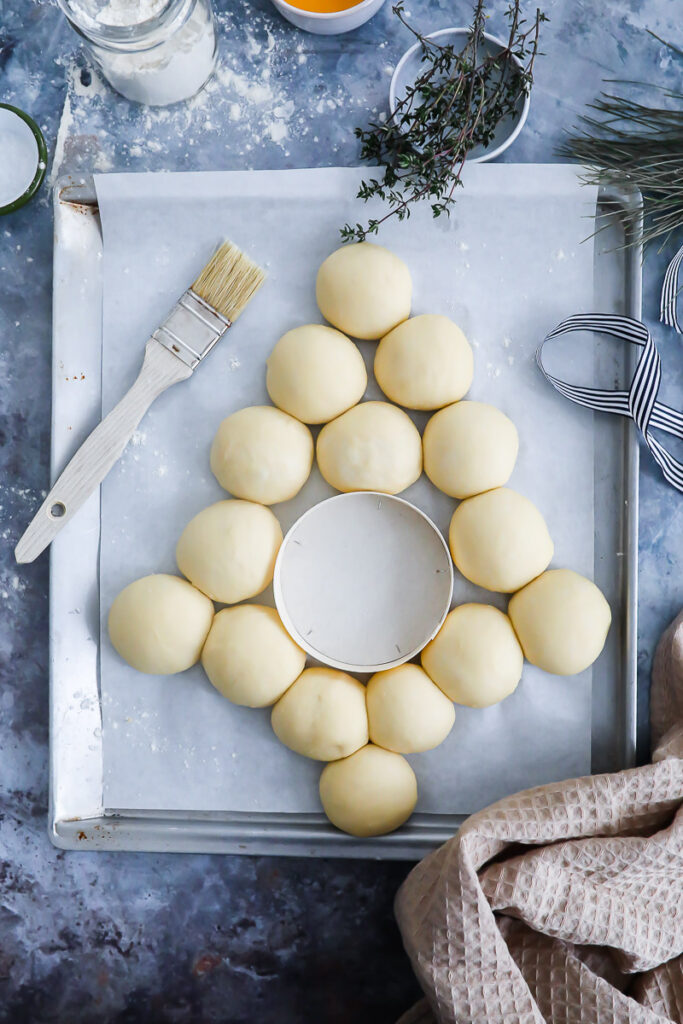 Weihnachtsbaum Brötchenkranz mit geschmolzenem Camembert Rezept