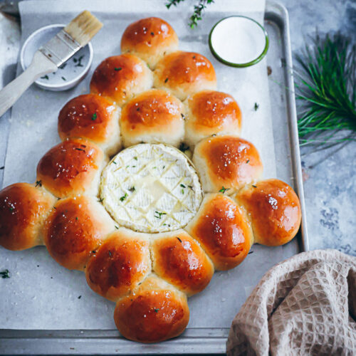 Weihnachtsbaum Brötchenkranz mit geschmolzenem Camembert Rezept