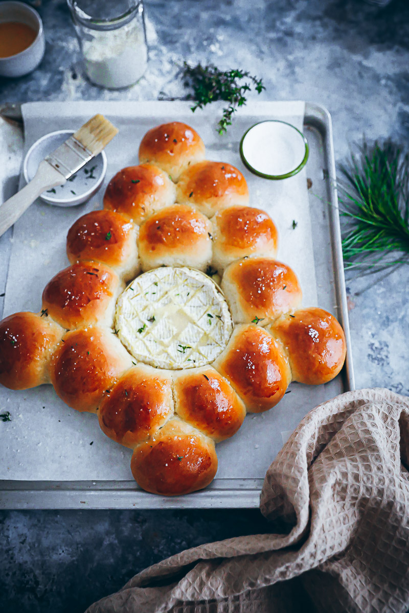 Weihnachtsbaum Brötchenkranz mit gebackenem Camembert Rezept