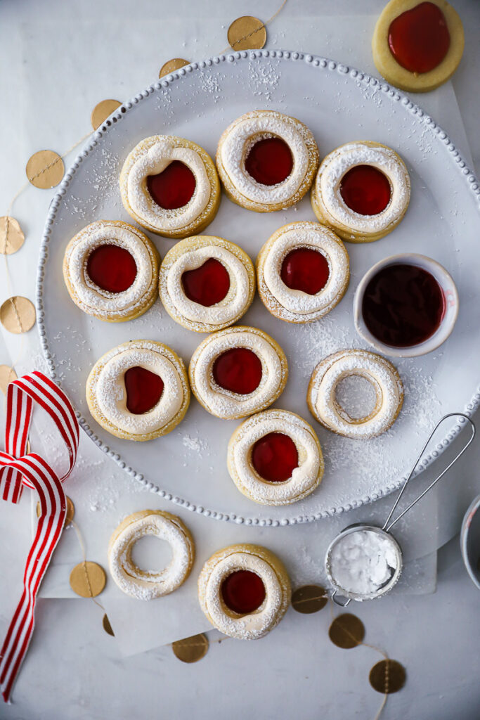 Spitzbuben Rezept mit Baiser - Marmeladenplätzchen oder auch Hildabrötchen Plätzchenklassiker Weihnachtsplätzchen mürbeteig linzer cookies jammie dodgers recipe german christmas baking foodstyling food photography einfaches keksrezept advent