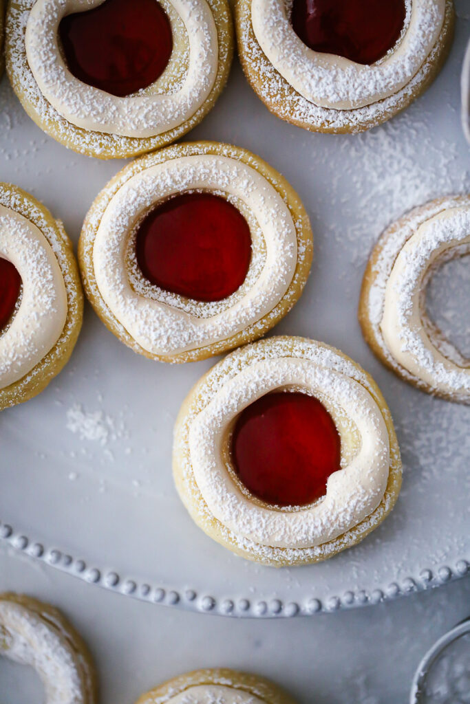 Spitzbuben Rezept mit Baiser - Marmeladenplätzchen oder auch Hildabrötchen Plätzchenklassiker Weihnachtsplätzchen mürbeteig linzer cookies jammie dodgers recipe german christmas baking foodstyling food photography einfaches keksrezept advent