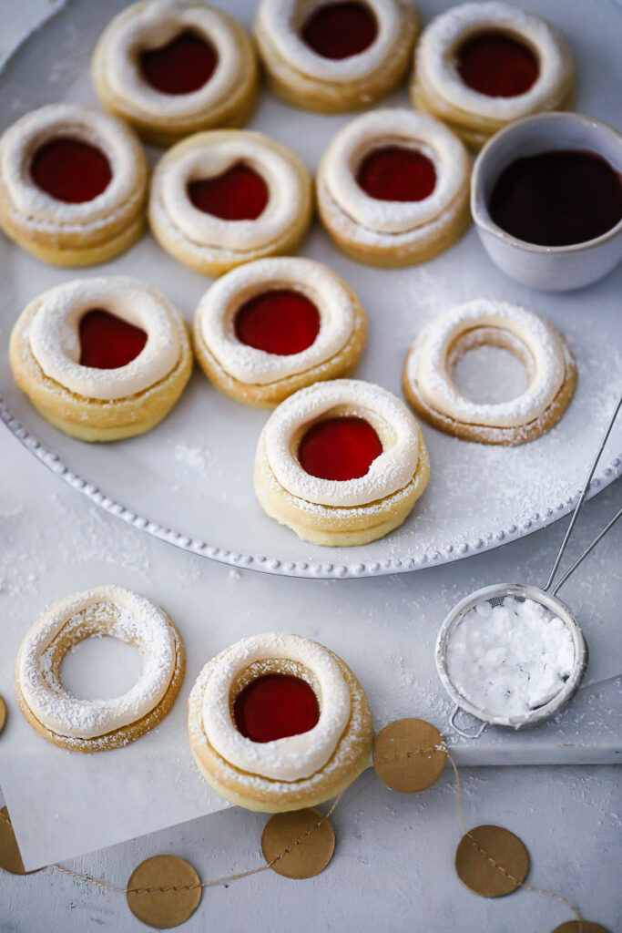 Spitzbuben Rezept mit Baiser - Marmeladenplätzchen oder auch Hildabrötchen Plätzchenklassiker Weihnachtsplätzchen mürbeteig linzer cookies jammie dodgers recipe german christmas baking foodstyling food photography einfaches keksrezept advent