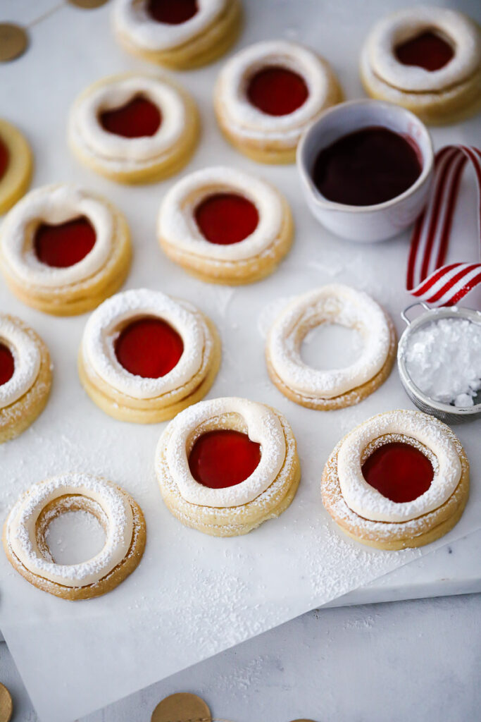 Spitzbuben Rezept mit Baiser - Marmeladenplätzchen oder auch Hildabrötchen Plätzchenklassiker Weihnachtsplätzchen mürbeteig linzer cookies jammie dodgers recipe german christmas baking foodstyling food photography einfaches keksrezept advent