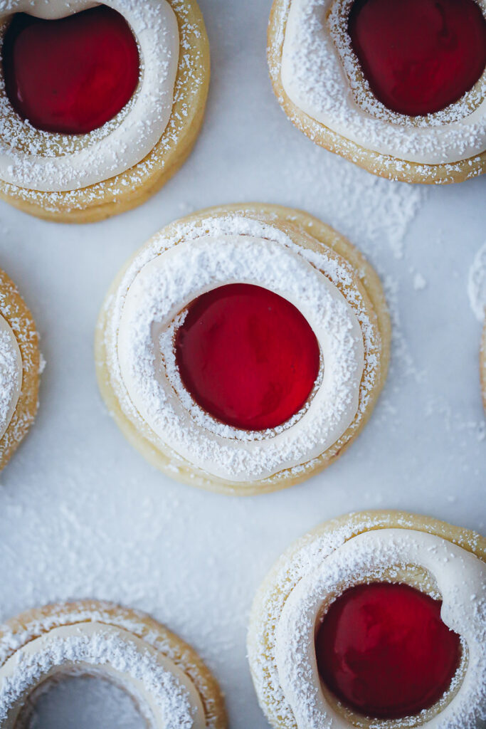 Spitzbuben Rezept mit Baiser - Marmeladenplätzchen oder auch Hildabrötchen Plätzchenklassiker Weihnachtsplätzchen mürbeteig linzer cookies jammie dodgers recipe german christmas baking foodstyling food photography einfaches keksrezept advent