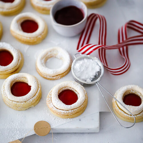 Spitzbuben Rezept mit Baiser - Marmeladenplätzchen oder auch Hildabrötchen Plätzchenklassiker Weihnachtsplätzchen mürbeteig linzer cookies jammie dodgers recipe german christmas baking foodstyling food photography einfaches keksrezept advent
