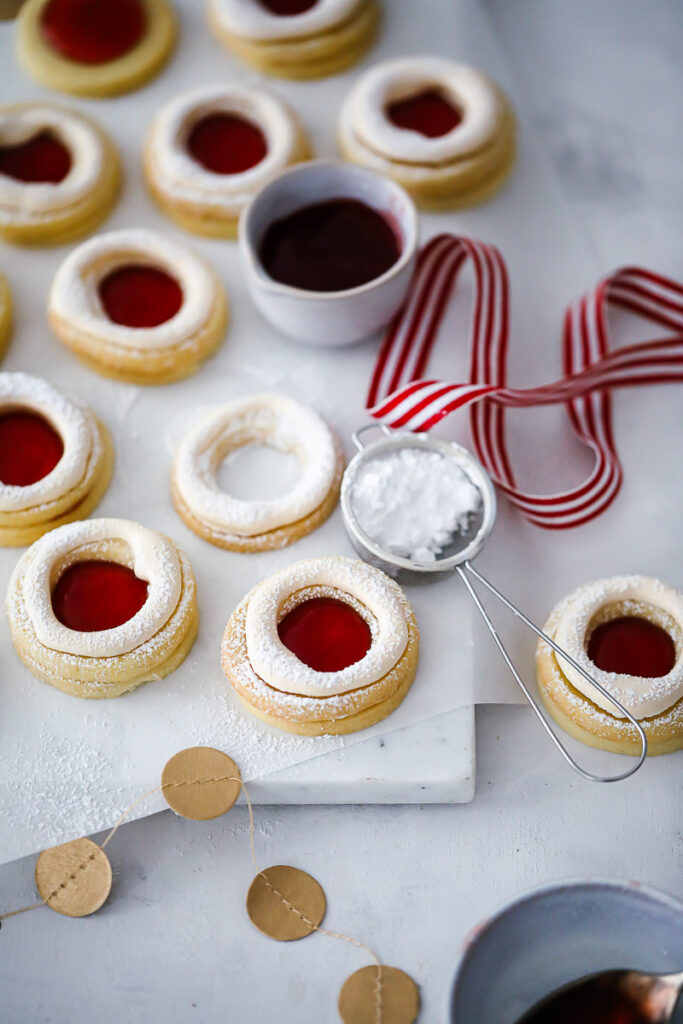 Spitzbuben Rezept mit Baiser - Marmeladenplätzchen oder auch Hildabrötchen Plätzchenklassiker Weihnachtsplätzchen mürbeteig linzer cookies jammie dodgers recipe german christmas baking foodstyling food photography einfaches keksrezept advent