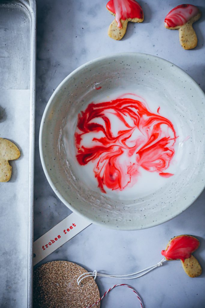 Einfaches Nussplätzchen Rezept - feine Weihnachtsplätzchen und der Trick mit der Marmor-Glasur Ausstechplätzchen Mürbeteig Grundrezept easy german christmas cookies recipe Marmorglasur marble glazed cookies foodblog backblog zuckerzimtundliebe die besten weihnachtskekse weihnachtsplätzchen