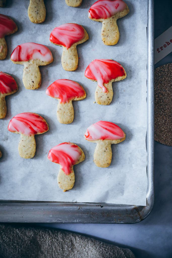 Einfaches Nussplätzchen Rezept - feine Weihnachtsplätzchen und der Trick mit der Marmor-Glasur Ausstechplätzchen Mürbeteig Grundrezept easy german christmas cookies recipe Marmorglasur marble glazed cookies foodblog backblog zuckerzimtundliebe die besten weihnachtskekse weihnachtsplätzchen