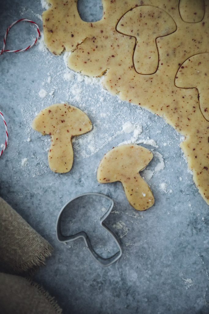 Einfaches Nussplätzchen Rezept - feine Weihnachtsplätzchen und der Trick mit der Marmor-Glasur Ausstechplätzchen Mürbeteig Grundrezept easy german christmas cookies recipe Marmorglasur marble glazed cookies foodblog backblog zuckerzimtundliebe die besten weihnachtskekse weihnachtsplätzchen
