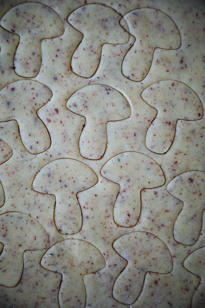 Einfaches Nussplätzchen Rezept - feine Weihnachtsplätzchen und der Trick mit der Marmor-Glasur Ausstechplätzchen Mürbeteig Grundrezept easy german christmas cookies recipe Marmorglasur marble glazed cookies foodblog backblog zuckerzimtundliebe die besten weihnachtskekse weihnachtsplätzchen